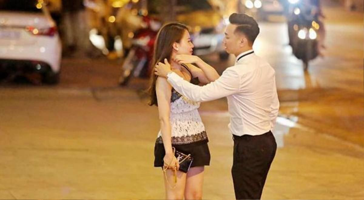 Anh liên tục chăm sóc bạn gái chu đáo.