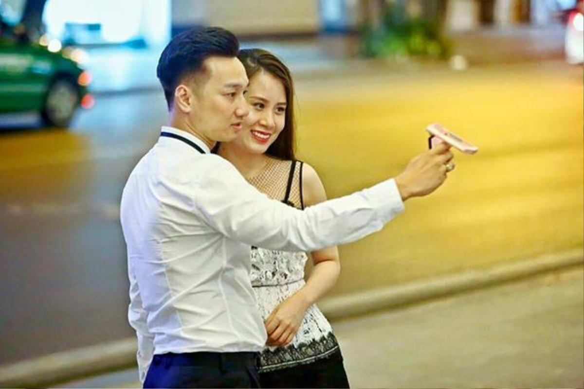 Cả hai không quên chụp ảnh selfie với nhau.