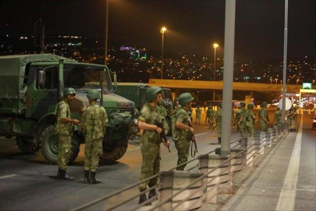 Turkish military block access to the Bosphorus bridge, which links the city's European and Asian sides, in Istanbul, Turkey, July 15, 2016. REUTERS/Stringer TPX IMAGES OF THE DAY