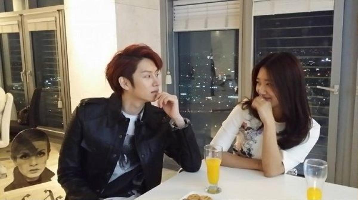 Nổi tiếng là sao nam có tính cách quảng giao, Kim Hee Chul cũng chính là một trong những người bạn của Park Shin Hye.