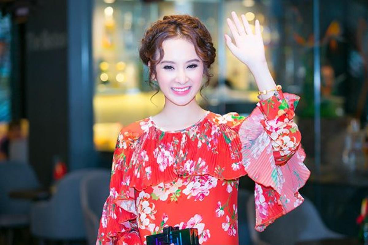 Lối trang điểm tự nhiên, tươi sáng với môi hồng là lựa chọn hoàn hảo và ăn ý với trang phục rực rỡ và kiểu tóc tết vương miện cầu kì.