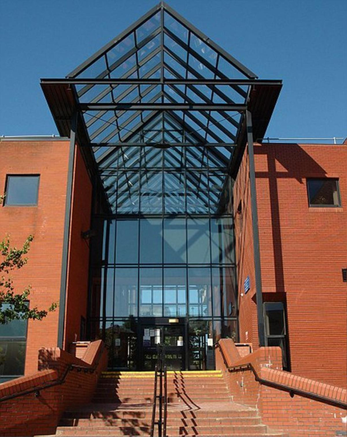 Cậu phải nhận một cái án khác 18 tháng tại Leicester Crown Court 