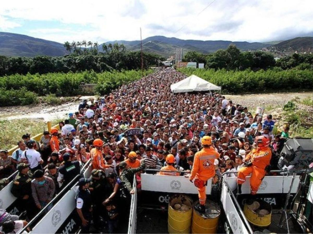 doi-nguoi-venezuela-un-un-tran-qua-bien-gioi-sang-colombia