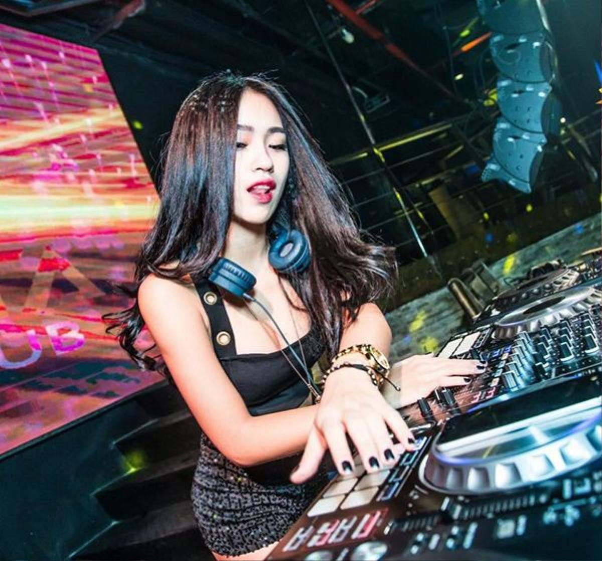 DJ Tít được biết đến là DJ nóng bỏng nhất Hà thành.