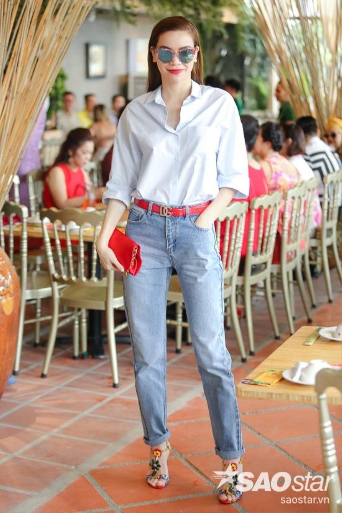 Nữ ca sĩ lựa chọn áo sơ mi trắng kết hợp cùng quần jeans trẻ trung.