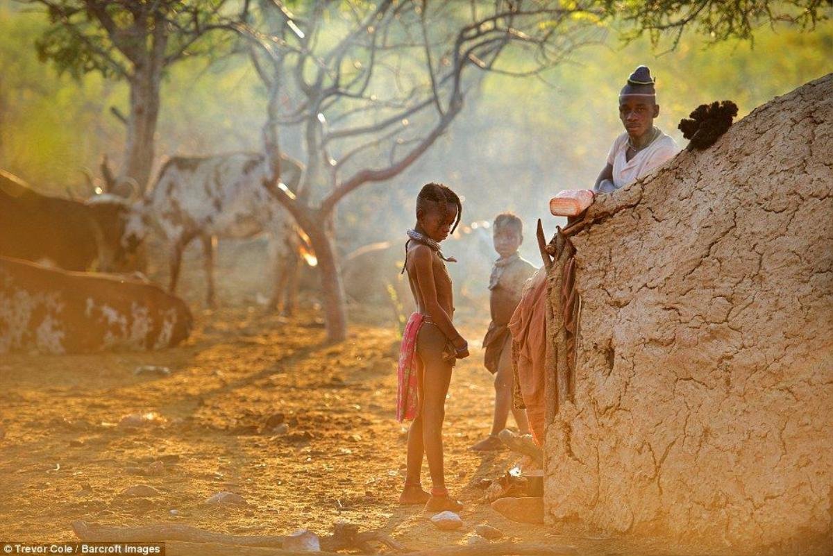 Ở bộ tộc Himba, chỉ có một vài thanh niên trong làng mặc áo thun, còn lại đại đa số người dân trong bộ lạc đều không mặc áo, họ chỉ sử dụng da để làm khố che phần dưới của cơ thể một cách thô sơ.