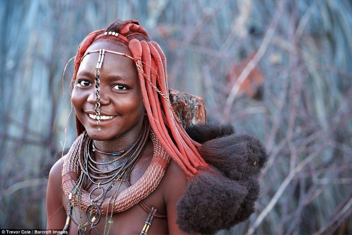 Người Himba đeo rất nhiều trang sức trên cổ. 