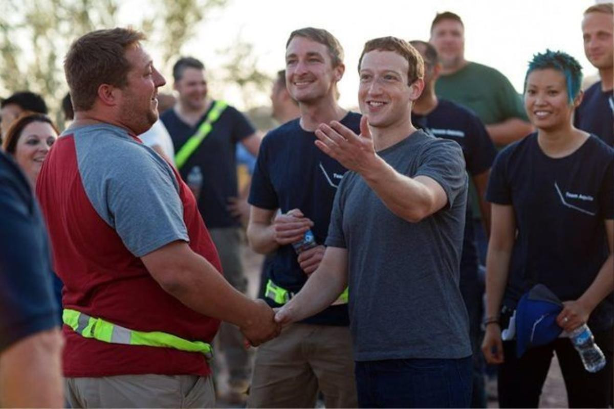 Mark Zuckerberg cùng đồng nghiệp vui mừng khi máy bay cất cánh thành công