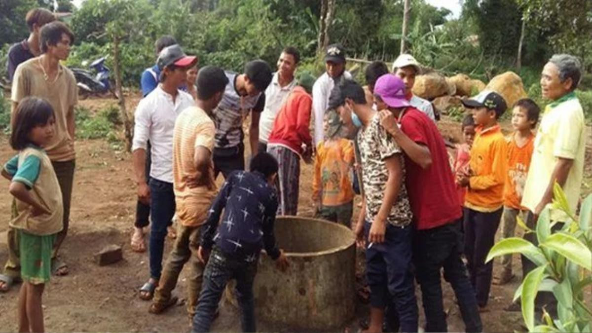 Nhiều người dân hiếu kỳ đến xem giếng nước “bỗng sôi” của anh Pyin