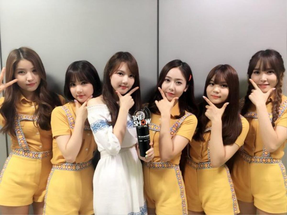 Không có đối thủ mạnh ngáng đường, GFriend liên tiếp giật cúp trên các sân khấu âm nhạc.