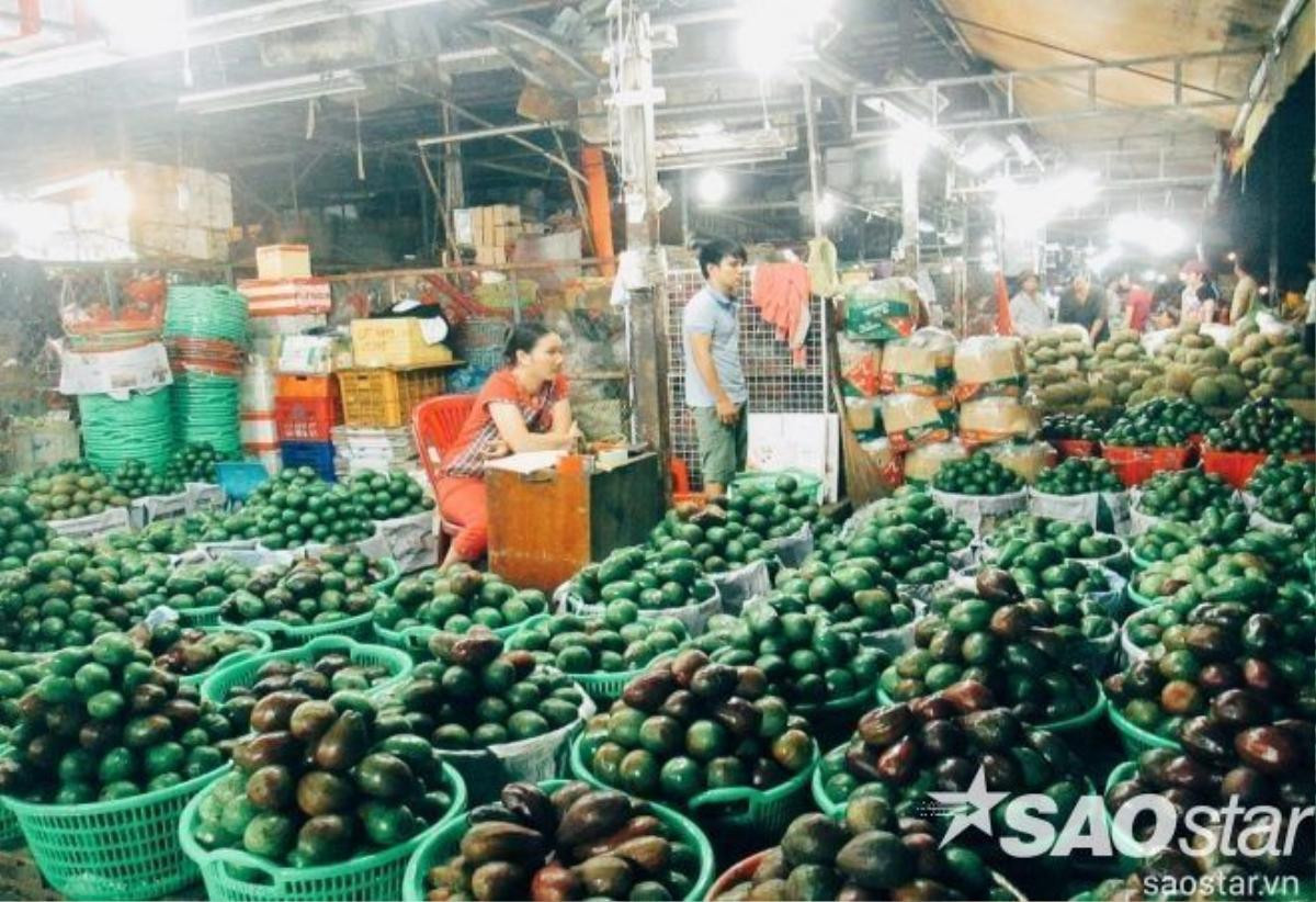 Khu chợ ngập tràn những giỏ trái cây.