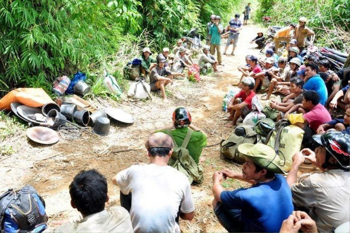 Hàng trăm phu vàng tháo chạy khi có người tử nạn do sập hầm ở suối Tà Veo, huyện vùng cao Tây Trà. Ảnh: Minh Hoàng. 