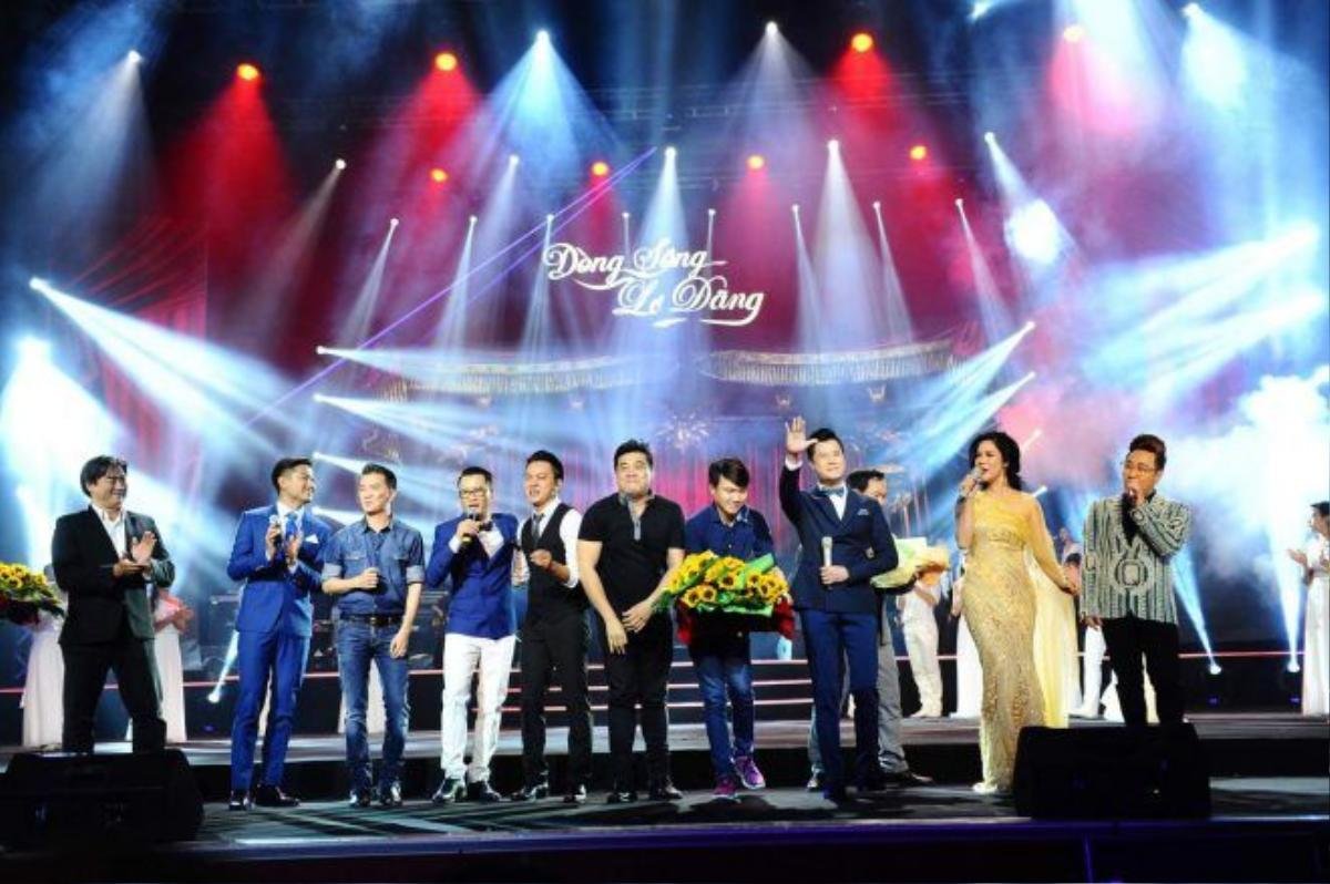 toàn cảnh sân khấu live show Dòng sông lơ đãng 