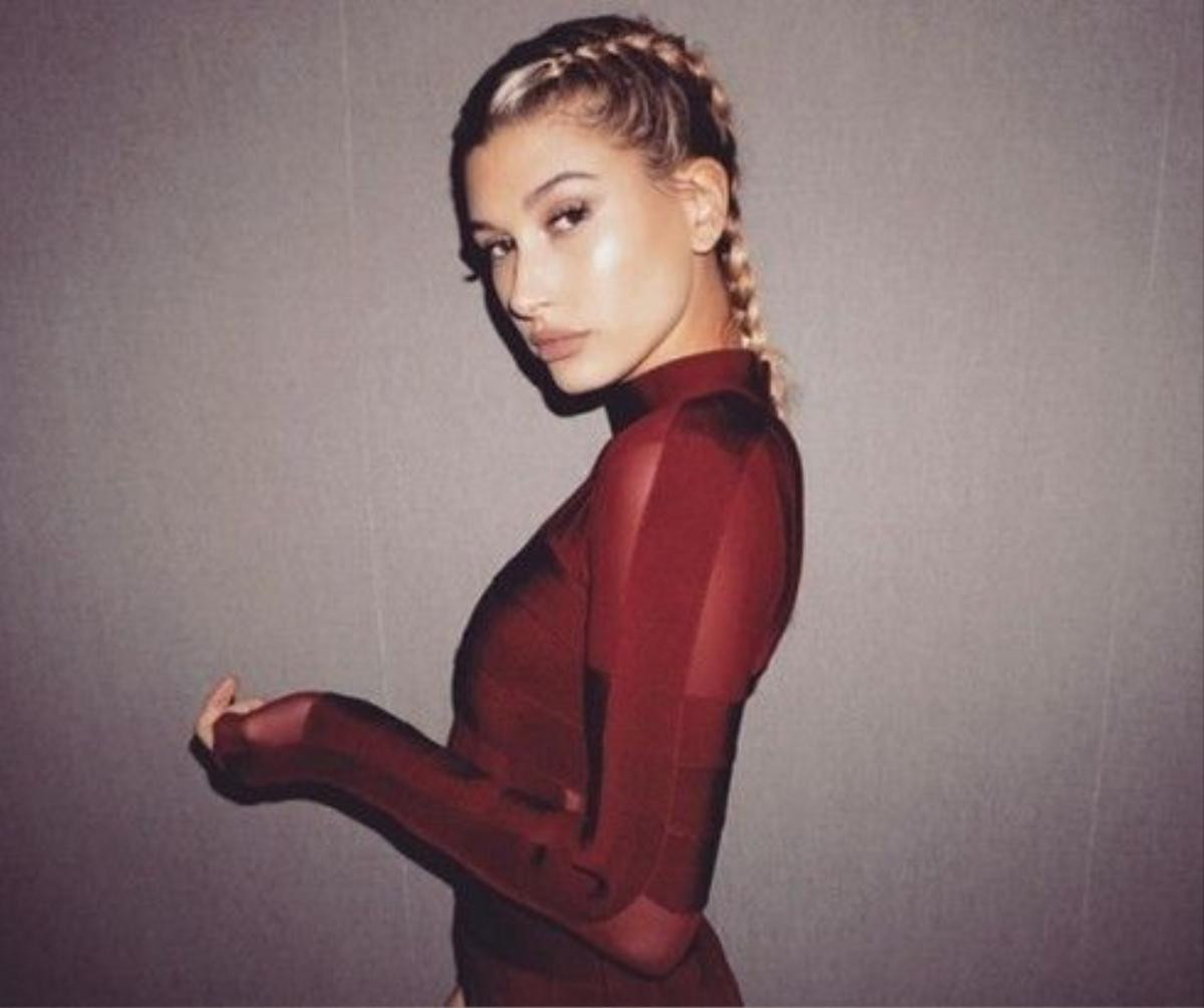 Và Hailey Baldwin cũng vậy.