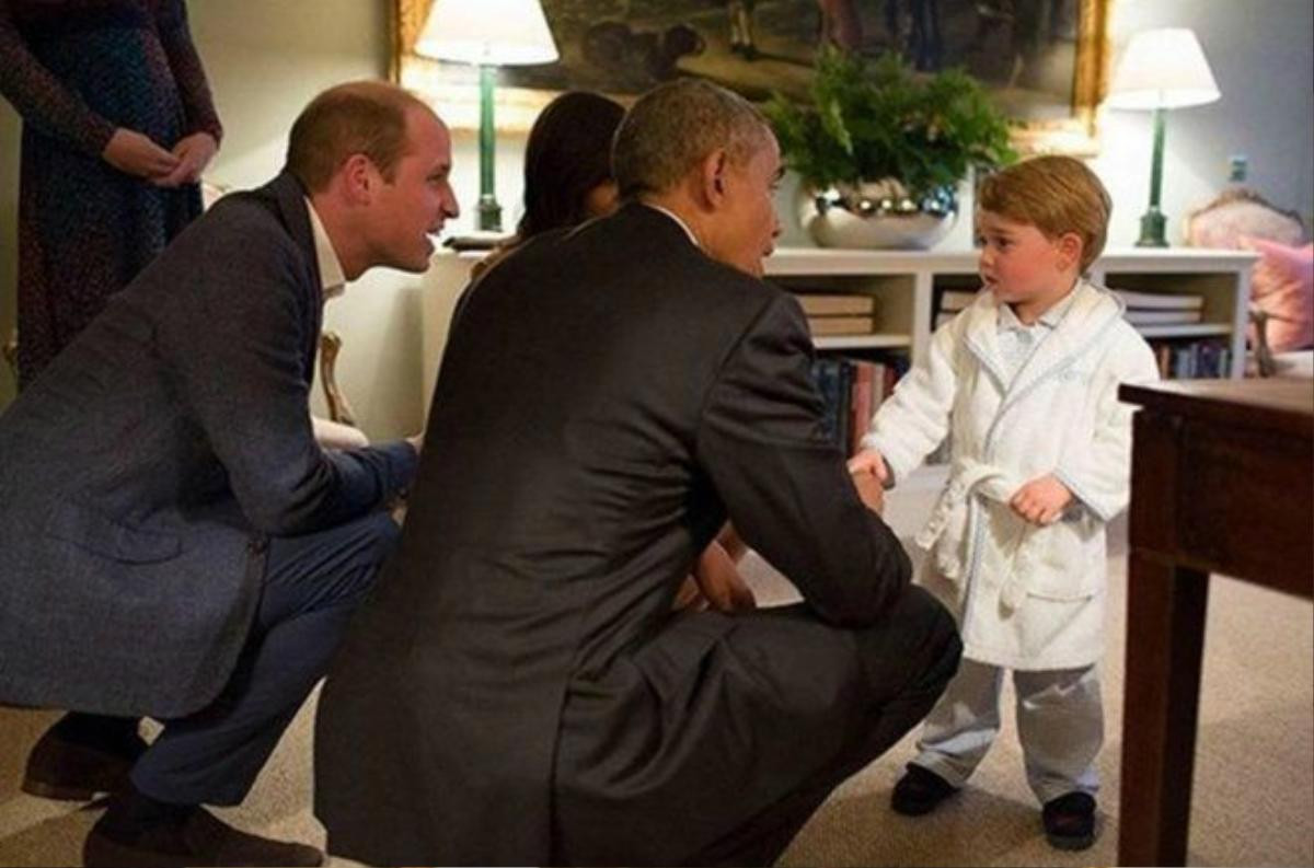 Khoảnh khắc nổi tiếng khi Hoàng tử nhí bắt tay Tổng thống Obama tại cung điện Kensington.