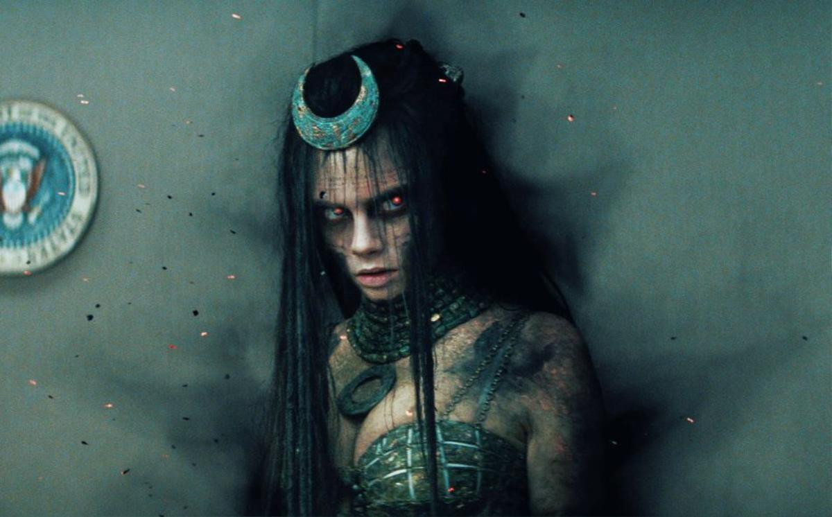 forget-joker-suicide-squad-trailer-reveals-enchantress-is-in-control-of-task-force-x-e-932278