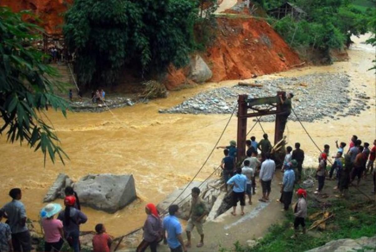 Một cây cầu dân sinh của người dân trên địa bàn tỉnh Lào Cai bị lũ cuốn trôi. (Ảnh: Laocaionline)