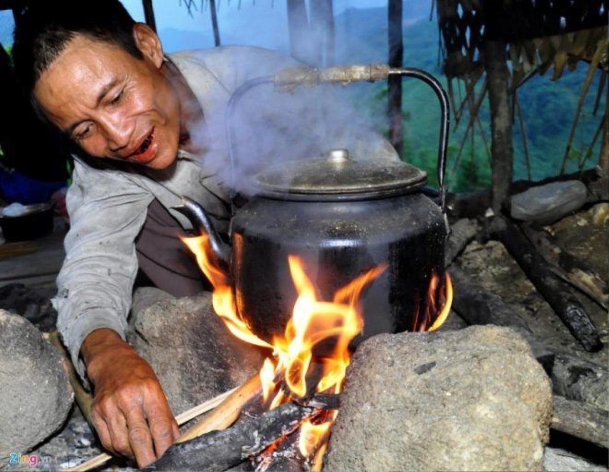 Gian bếp đơn giản được kê ba hòn đá vững chãi nấu ăn, đun nước nằm dưới gầm của chòi lá trên đỉnh núi. 