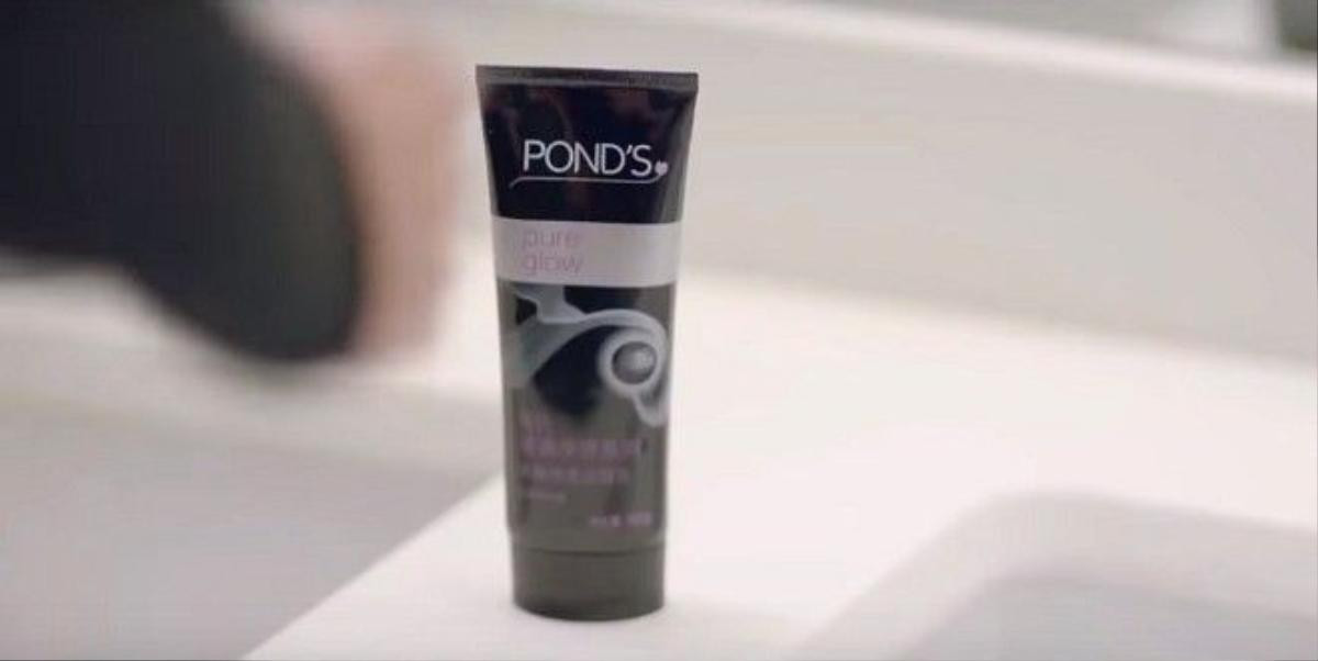 Thậm chí giám đốc Phong Cảnh còn cho Vân Tu một lọ Pond's để vào rửa mặt trước khi ra nghe kết quả vòng casting.