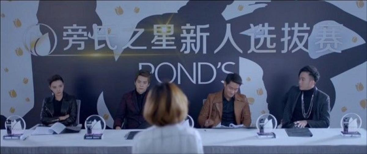 Trên bàn giám khảo ngẫu nhiên xuất hiện những sản phẩm của Pond's.