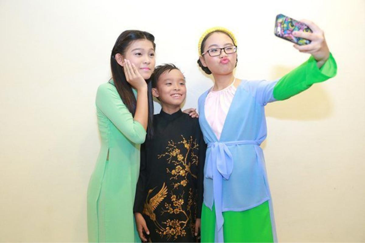 "Cô bé dân ca" không quên nhí nhảnh chụp ảnh selfie cùng các em.