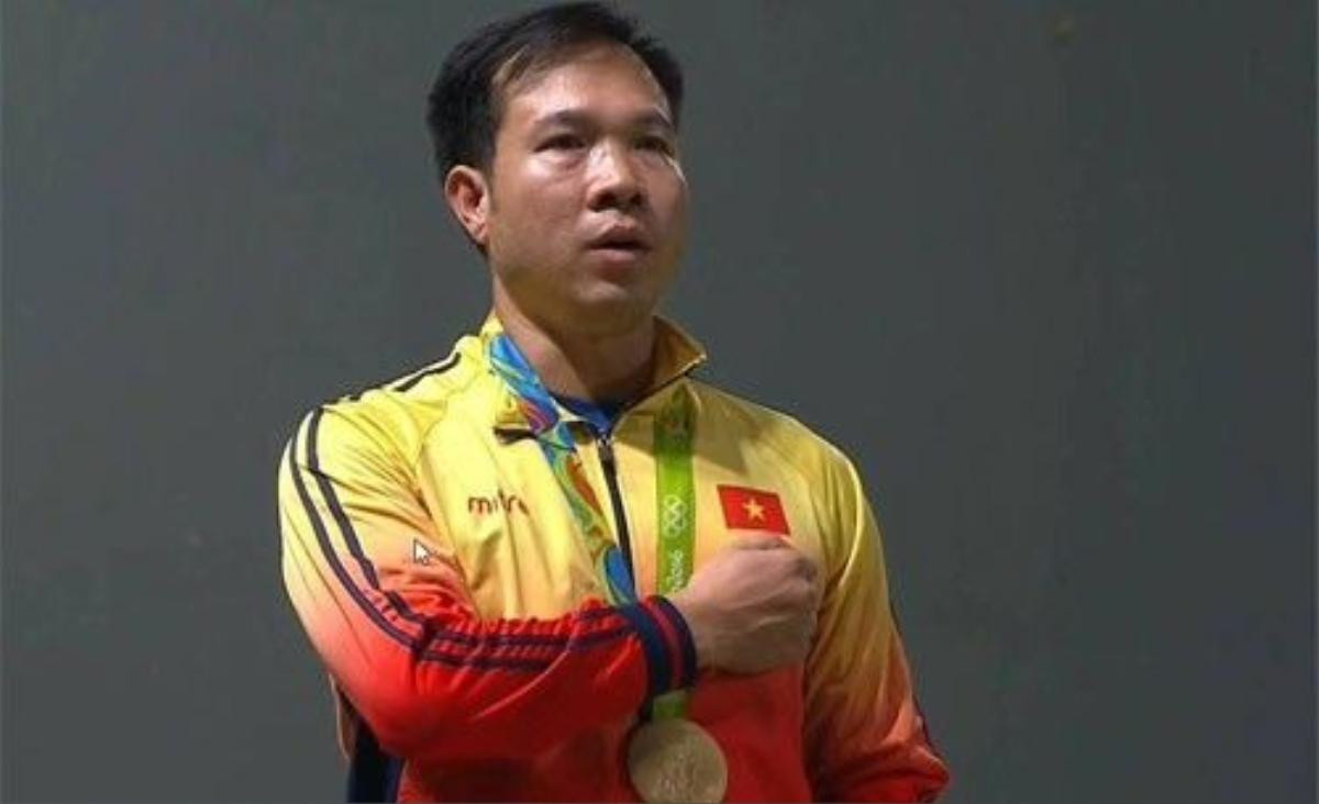 Xạ thủ Hoàng Xuân Vinh trên bục nhận HCV Olympic 2016 