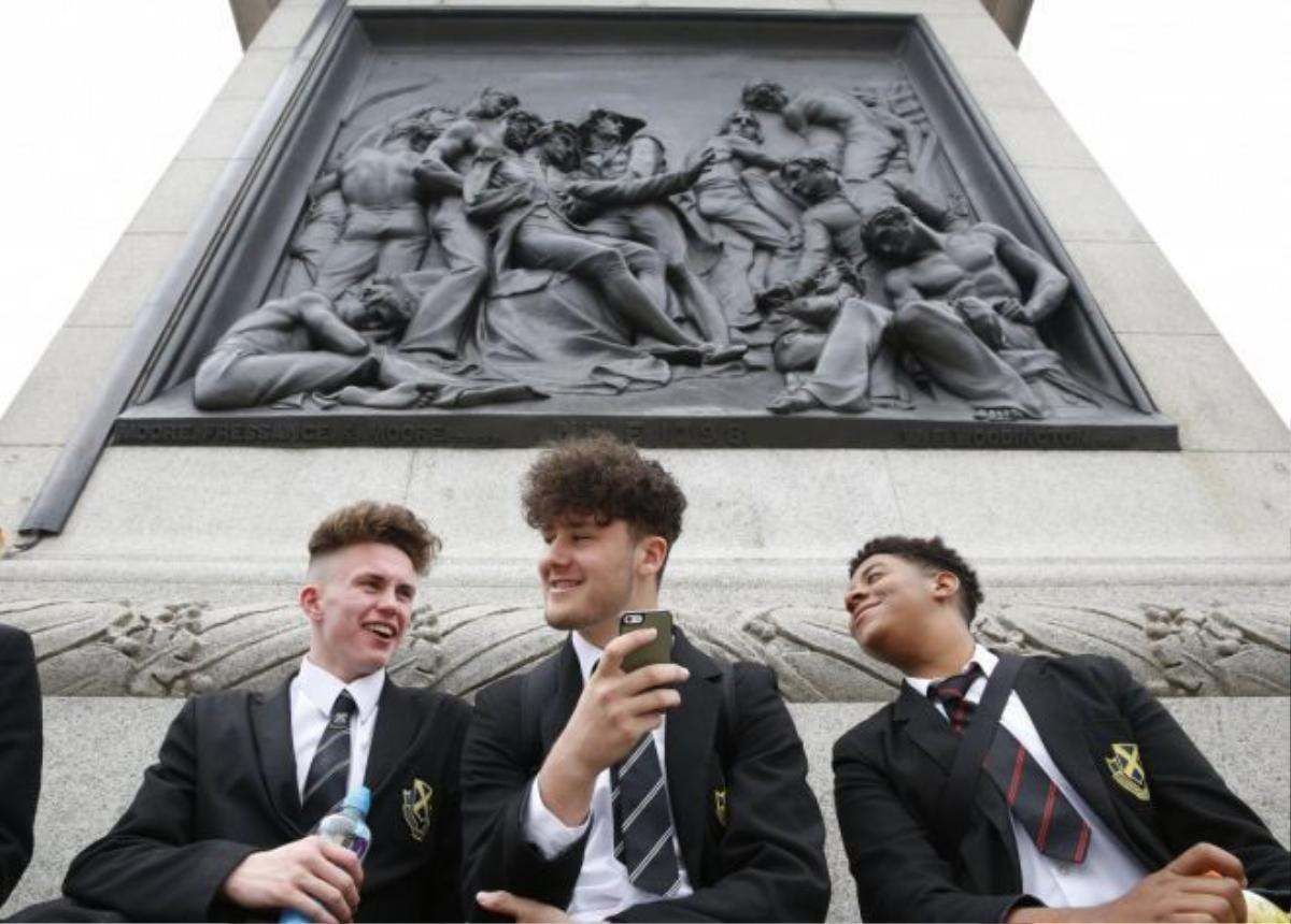 here-leo-adam-and-tom--students-at-finchley-catholic-school-in-london--play-pokmon-go-in-trafalgar-square