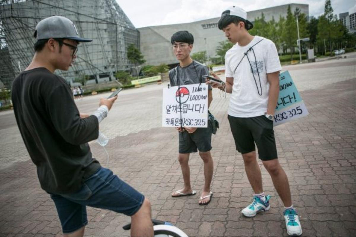 here-two-people-in-sokcho-offer-their-pokmon-go-related-service-where-customers-can-pay-them-to-walk-around-and-hatch-their-eggs