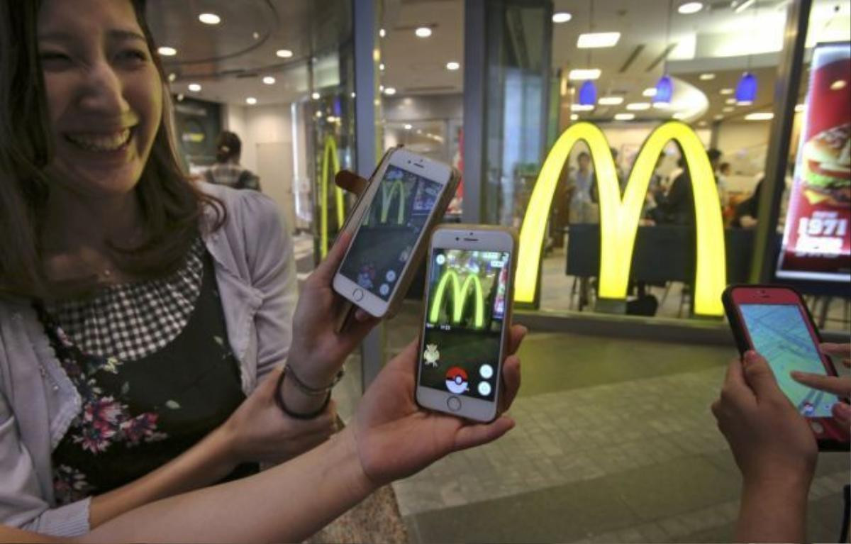 in-japan-every-mcdonalds-is-a-sponsored-pokstop-so-players-can-regularly-be-seen-near-the-golden-arches