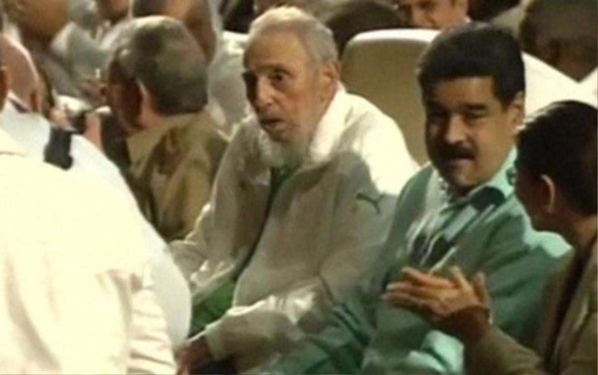 Ông Fidel Castro (áo trắng) ngồi cạnh Tổng thống Venezuela Nicolas Maduro (áo xanh) tại một chương trình biểu diễn nghệ thuật ở nhà hát Karl Marx, thủ đô Havana tối qua. Ảnh: AFP.