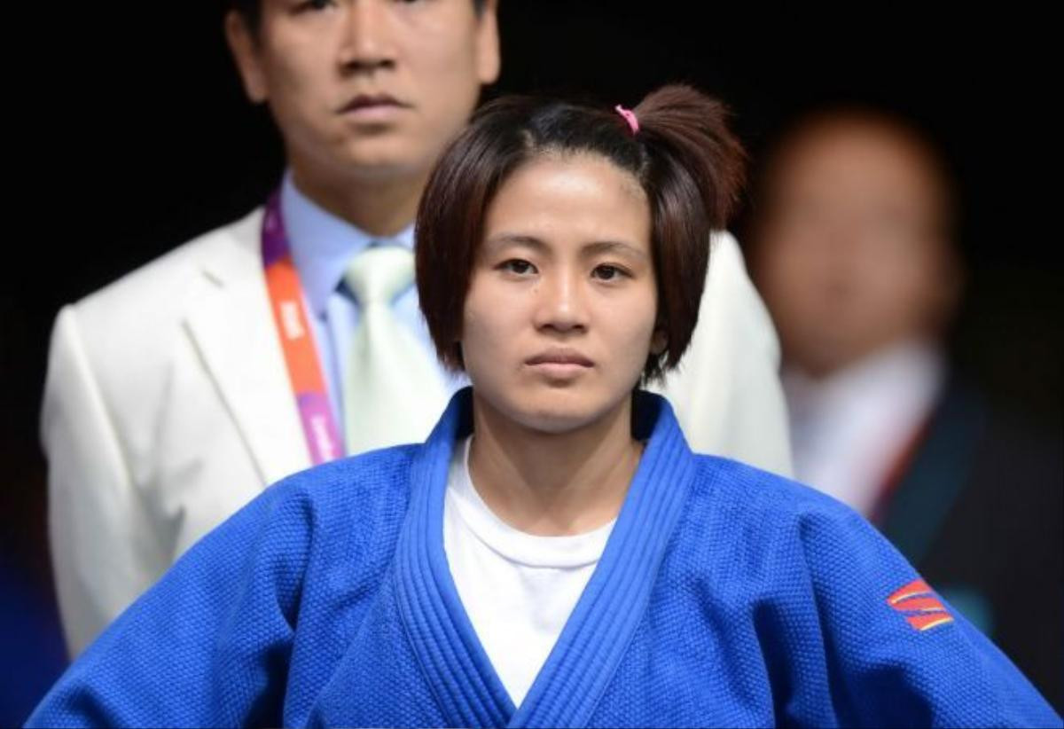 Dù có trận thắng đầu tiên cho Judo Việt Nam tại Olympic nhưng Văn Ngọc Tú vẫn đượm buồn bởi cảnh "lủi thủi đi về một mình" 