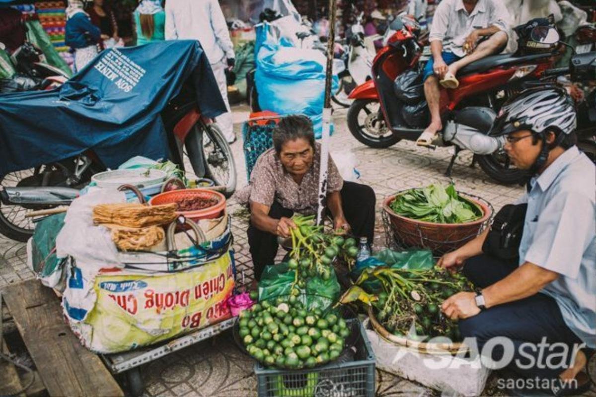 Ngày nắng cũng như ngày mưa, bà đều có mặt ở đây từ 6 giờ sáng cho đến 6 giờ tối.