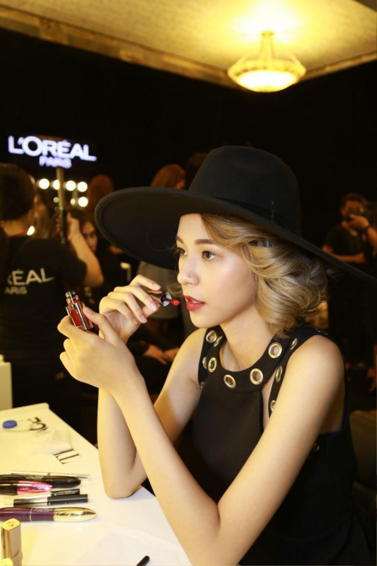 Màu son đỏ từ dòng Son Kem Lì Color Riche L’Extraordinaire Mat của L’Oreal Paris giúp Phí Phương Anh “chất” hơn bao giờ hết. 