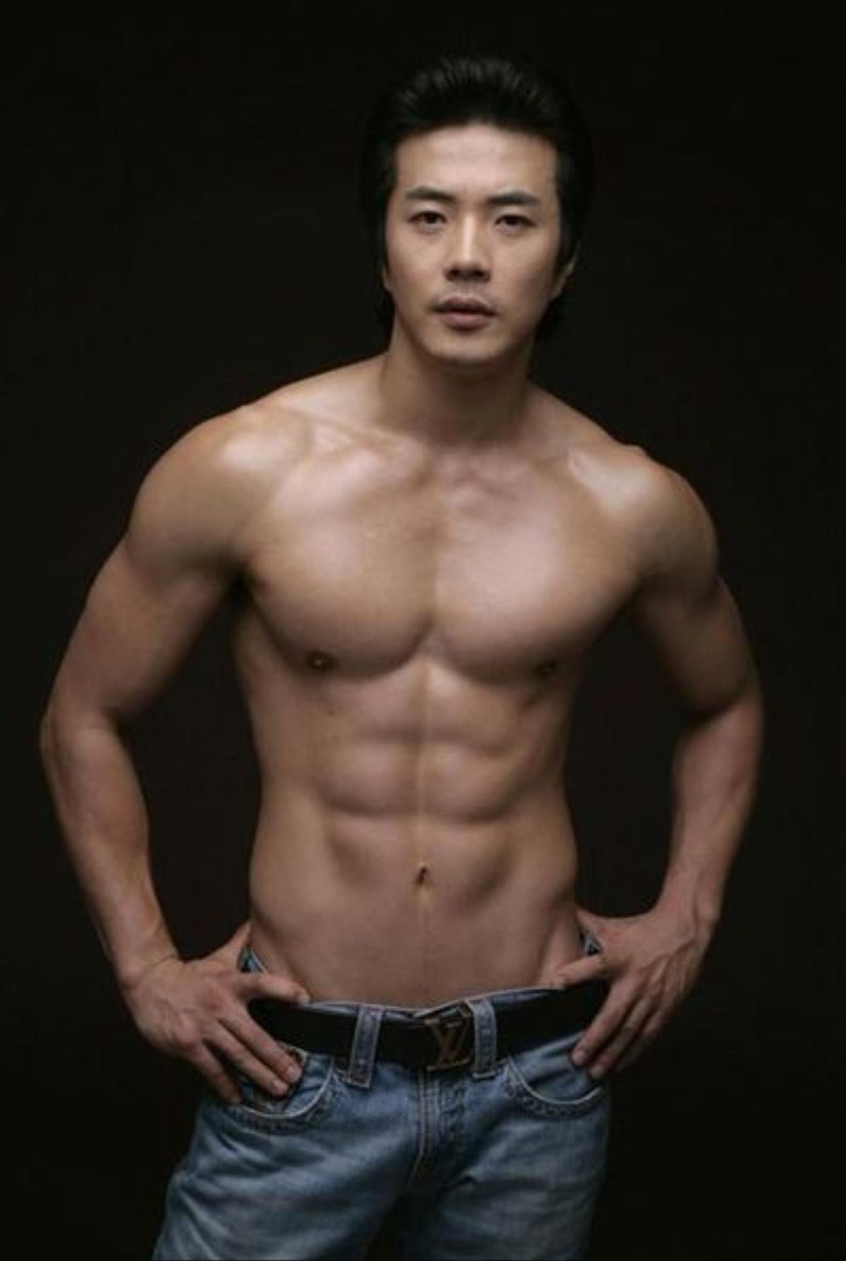 Thân hình sáu múi đáng mơ ước của Kwon Sang Woo.