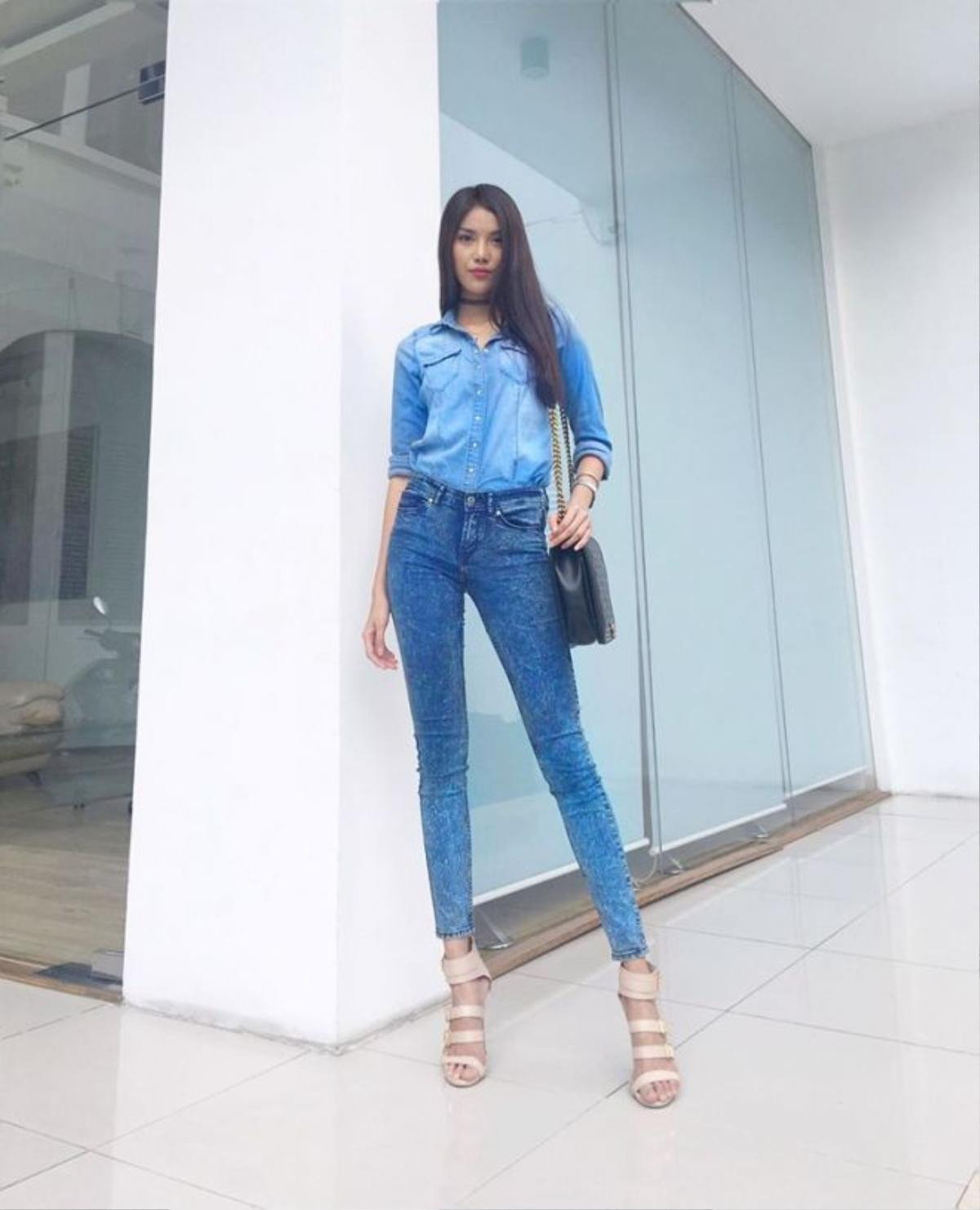 Trong phong cách street style thường ngày, mái tóc đen thẳng dài luôn được cô nàng ưa chuộng.