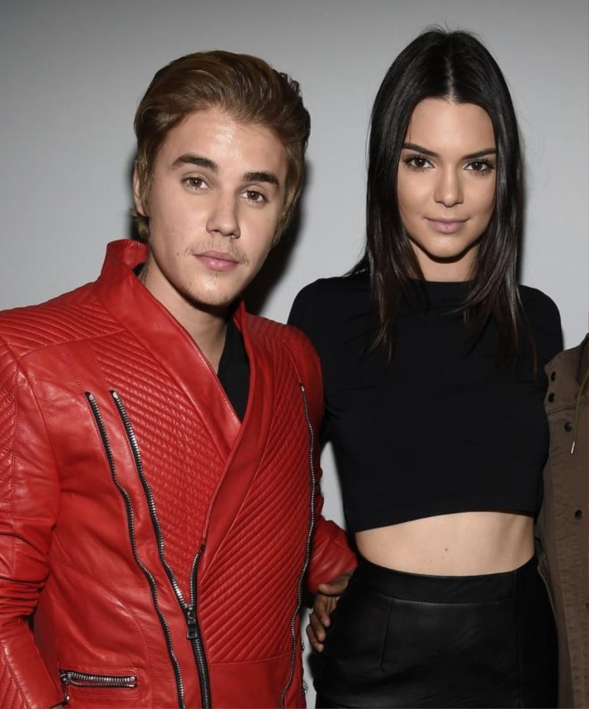 Dù liên tục có những hành động vô cùng thân mật nhưng cả Justin Bieber và Kendall Jenner đều khẳng định mối quan hệ giữa hai người chỉ dừng ở mức bạn bè thân thiết