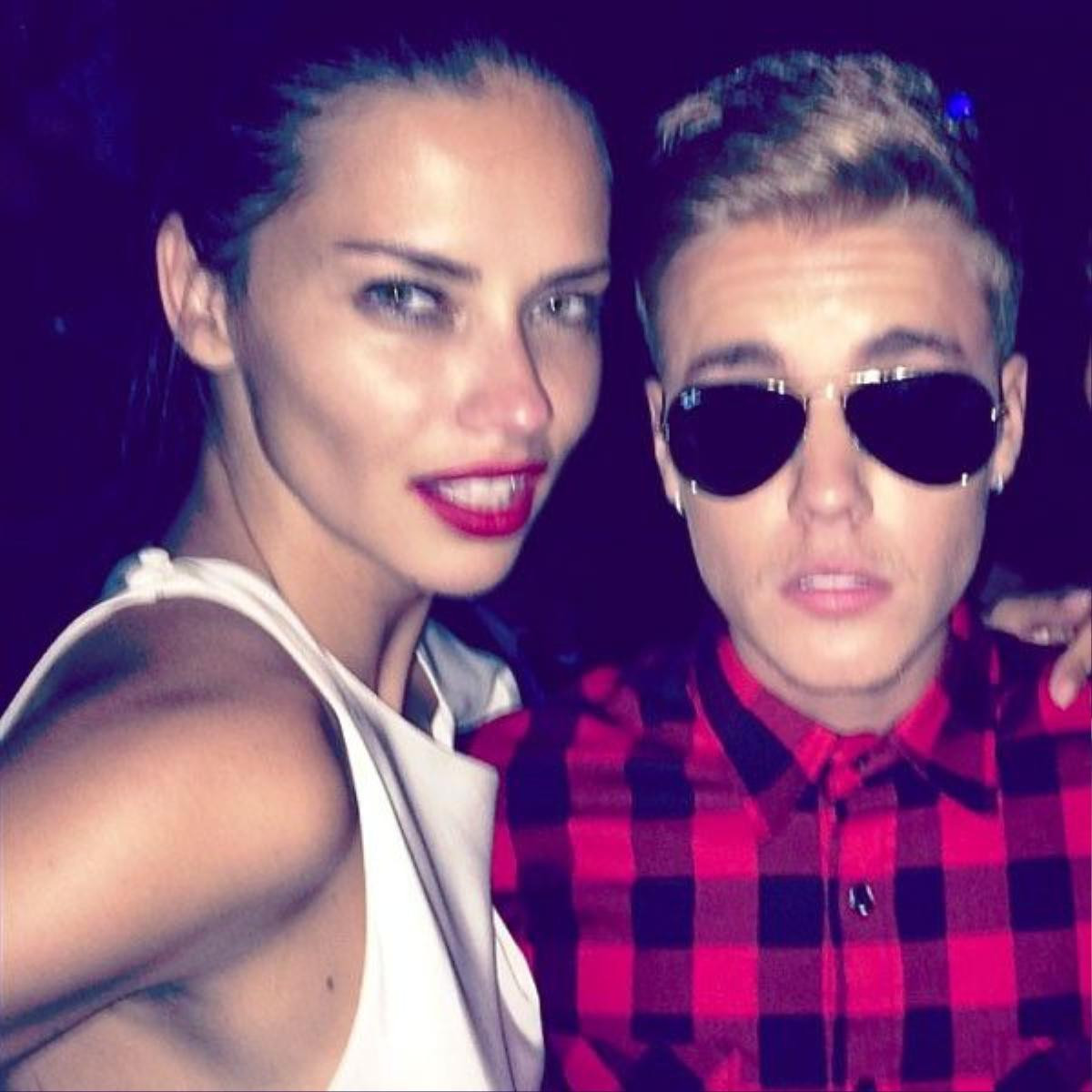 Theo E! News, Justin Bieber và Adriana Lima đã từng hẹn hò bí mật với nhau. Đáp lại, đại diện của cả hai đều từ chối đưa ra lời giải thích trước tin đồn này.