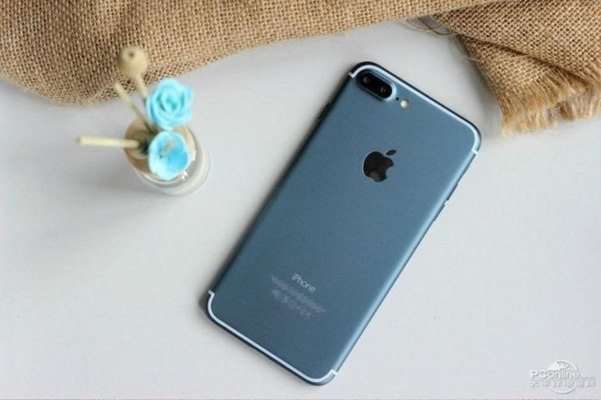 Hình ảnh một thiết bị được cho là iPhone 7 Plus mới đây đã tiếp tục rò rỉ. Điều đáng nói là chiếc iPhone 7 Plus này không chỉ hoạt động được mà còn sở hữu thân máy màu xanh cực kì ấn tượng.