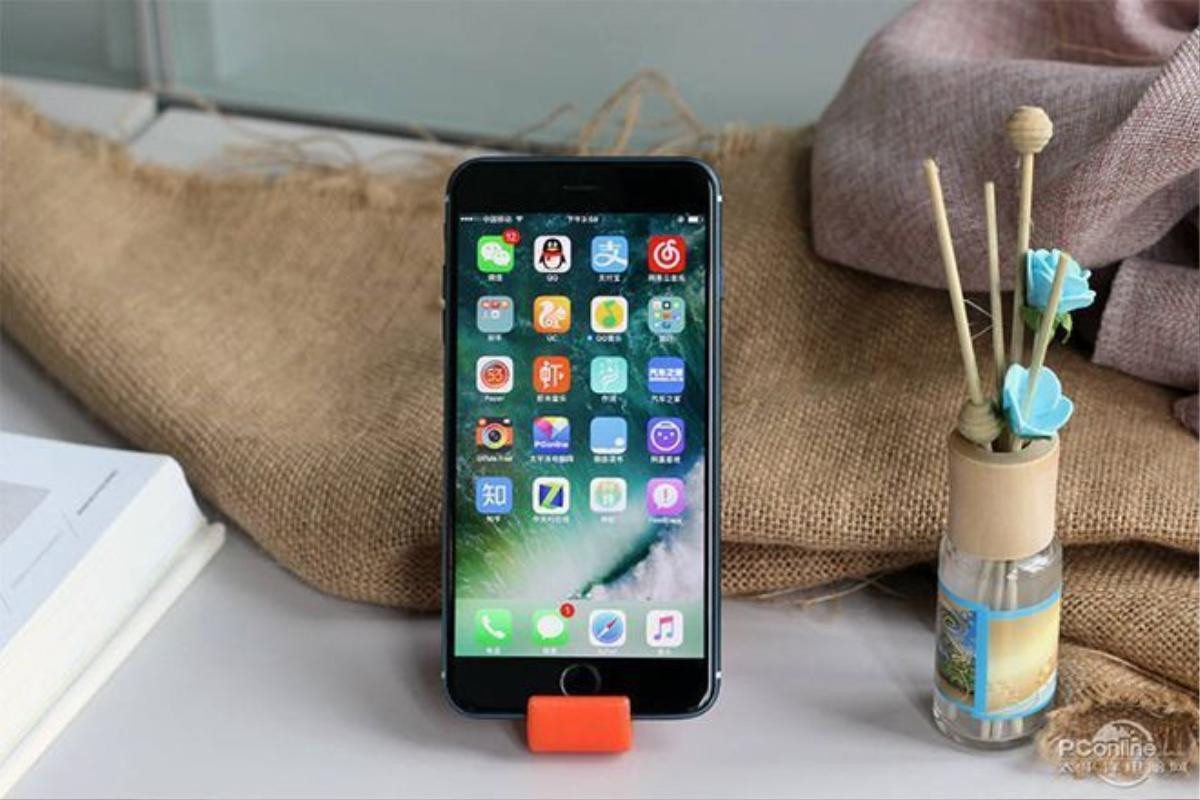 Khác với những lần rò rỉ trước, thường là vỏ hay mô hình, mẫu iPhone 7 Plus trong lần xuất hiện này chạy hệ điều hành iOS 10 của Apple.