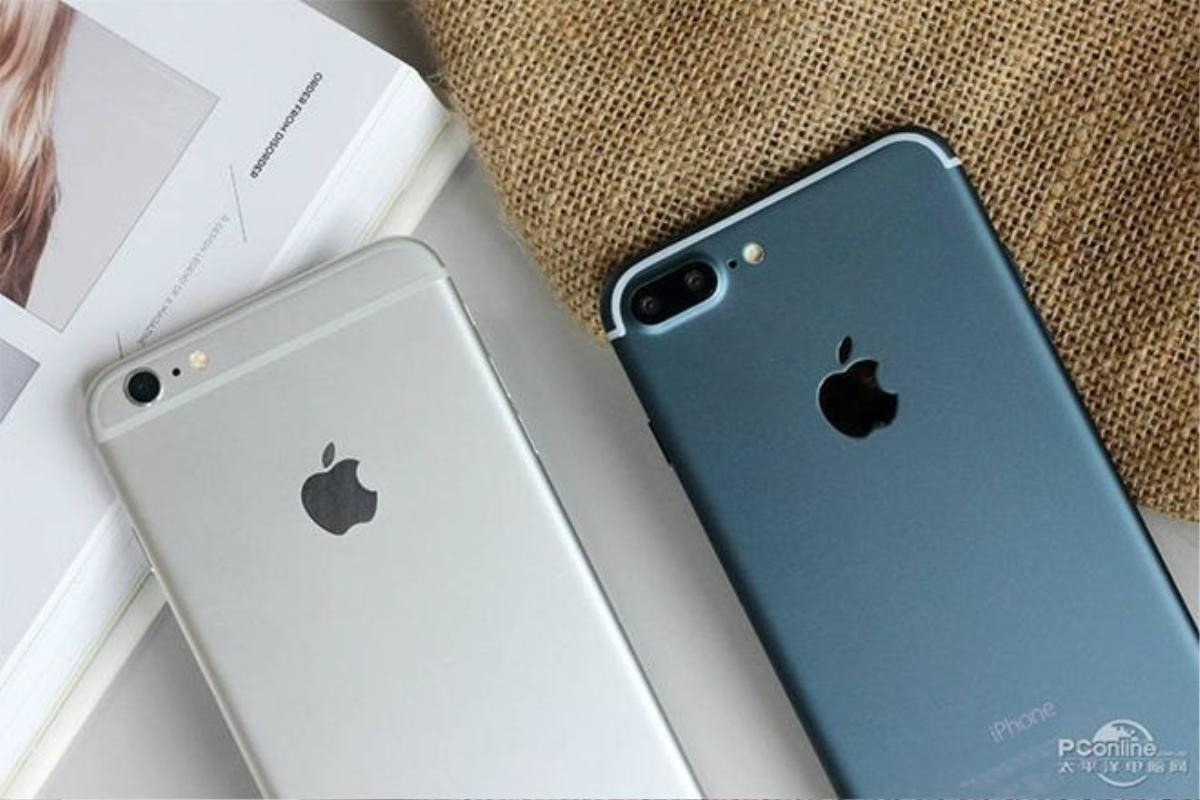 iPhone 7 Plus dường như có thiết kế liền mạch hơn do mặt lưng không bị cắt ngang bởi hai dải nhựa vô duyên.