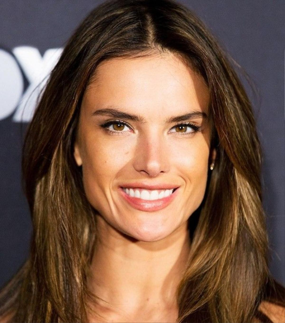 alessandra-ambrosio-smile-808768-1471375299.640x0c