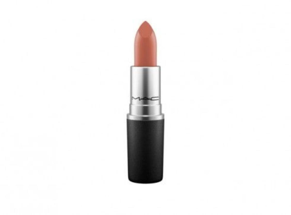 Và bí quyết của “bạn gái Phở Đặc Biệt” đó chính là thỏi son MAC Matte Lipstick Taupe. Với thiết kế sang trọng chất son lì MAC được mệnh danh là thỏi son bất cứ cô gái nào cũng muốn sở hữu. Không quá đình đám như các dòng son đỏ nhưng không thể bỏ qua thỏi son MAC Taupe khi nhắc tới những thỏi son gam màu Nude hot nhất. Giá cho em MAC Taupe hiện nay dao động từ 460- 480 nghìn đồng. 