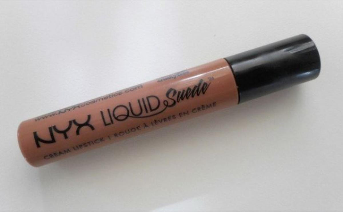 Nếu muốn thử sức với màu son nude tông trầm giống cô nàng Khả Ngân, thỏi son NYX Liquid Suede Cream Lipstick LSCL07 Soft-Spoken sẽ là gợi ý dành cho bạn. Đây là loại son lì dạng kem khá hot với chất son mướt, bám màu đều, không gây khô môi, và đặc biệt lâu trôi. Mặc dù có giá chưa đến 300 nghìn đồng, tuy nhiên màu son này khá kén da và không thích hợp cho làn da ngăm đen vì vậy hãy suy nghĩ kĩ khi quyết định rước em son này về nhé.