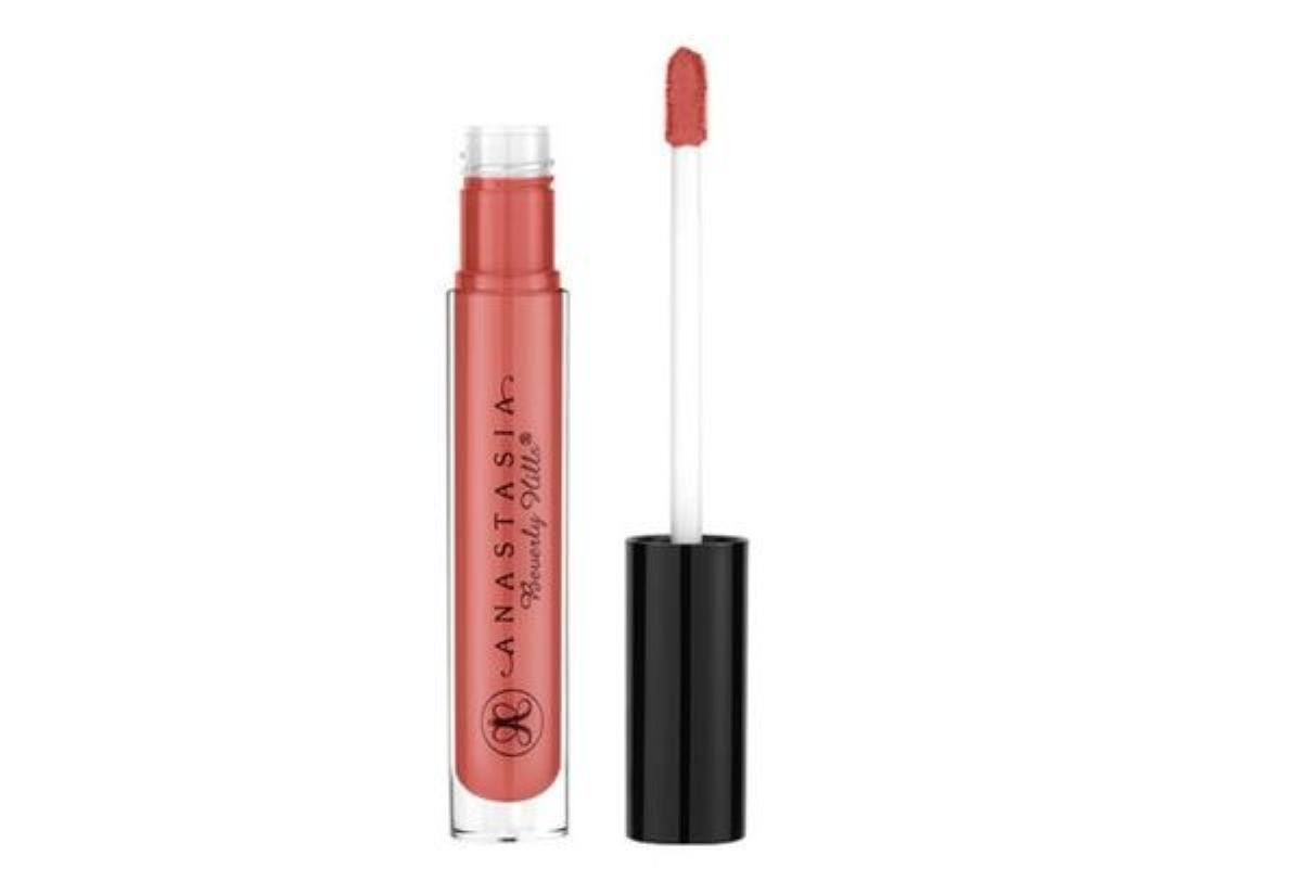 Để sở hữu màu son cuốn hút như cô nàng Salim bạn có thể tham khảo thỏi son Lip Gloss in Candy Coral, Anastasia Beverly Hills - Anastasia. Sắc son có sự trung hòa giữa hồng và cam giúp màu da của bạn không hề bị bợt hay tái đi. Giá cho một em son này tại Việt Nam hiện nay là khoảng 350 nghìn đồng.