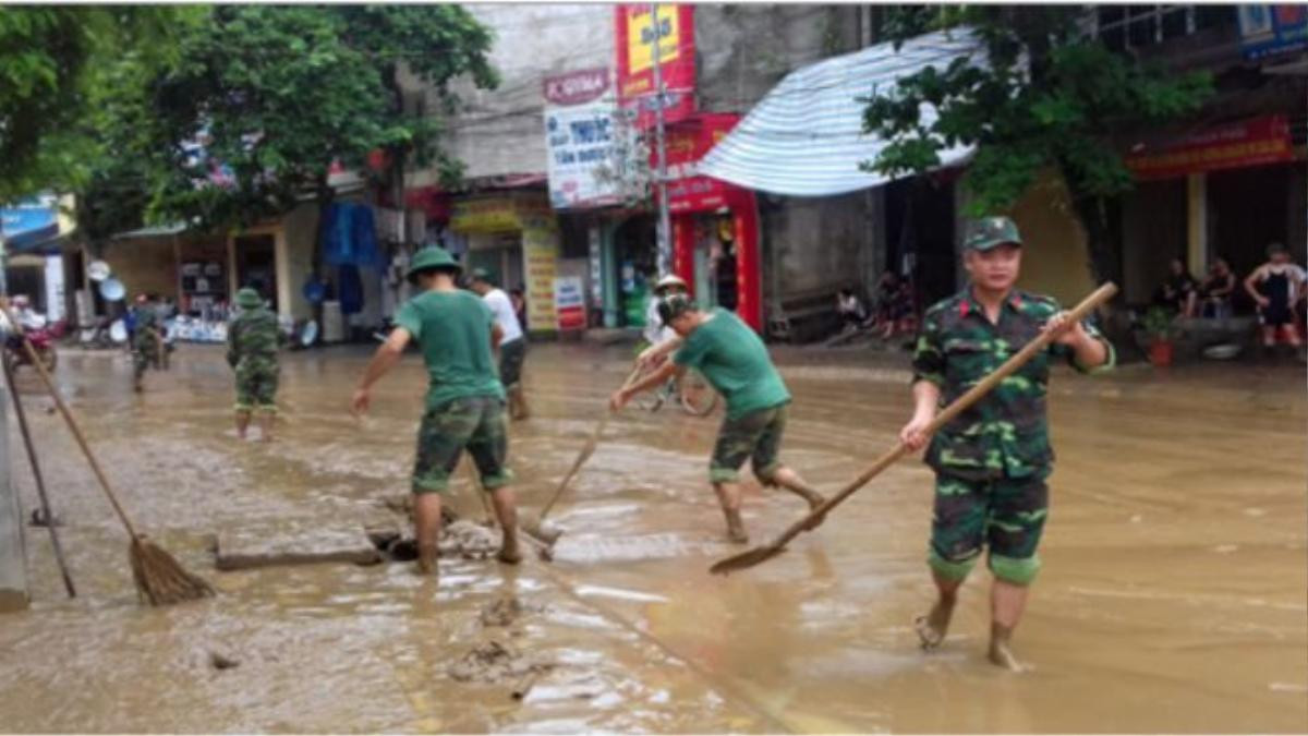 Người dân và lực lượng vũ trang được huy động tham gia khắc phục hậu quả nước sông Hồng dâng. Ảnh: Báo Yên Bái.