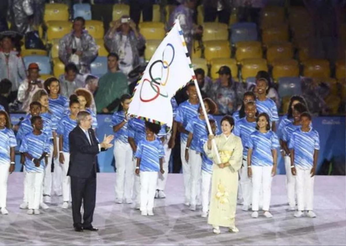 Thị trưởng Tokyo Yuriko Koike nhận cờ và quyền đăng cai Olympic 2020.