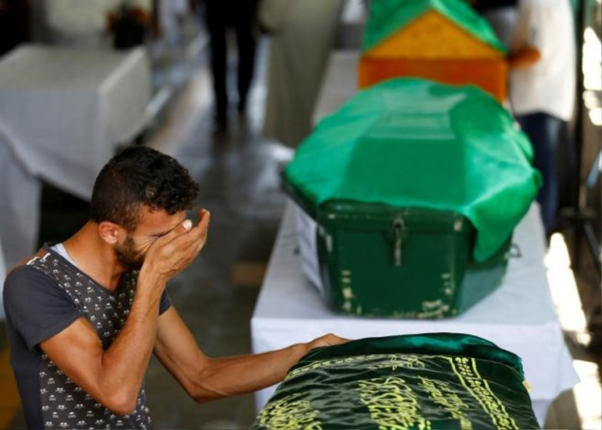 A family member of a victim of a suicide bombing at a wedding celebration mourn over his coffin during a funeral ceremony in the southern Turkish city of Gaziantep, Turkey, August 21, 2016. REUTERS/Osman Orsal