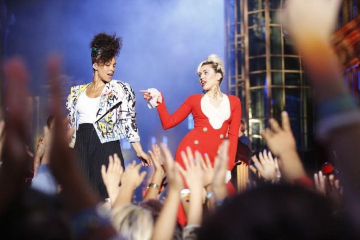 THE VOICE -- "Blind Auditions" -- Pictured: (l-r) Alicia Keys, Miley Cyrus -- (Photo by: Trae Patton/NBC)