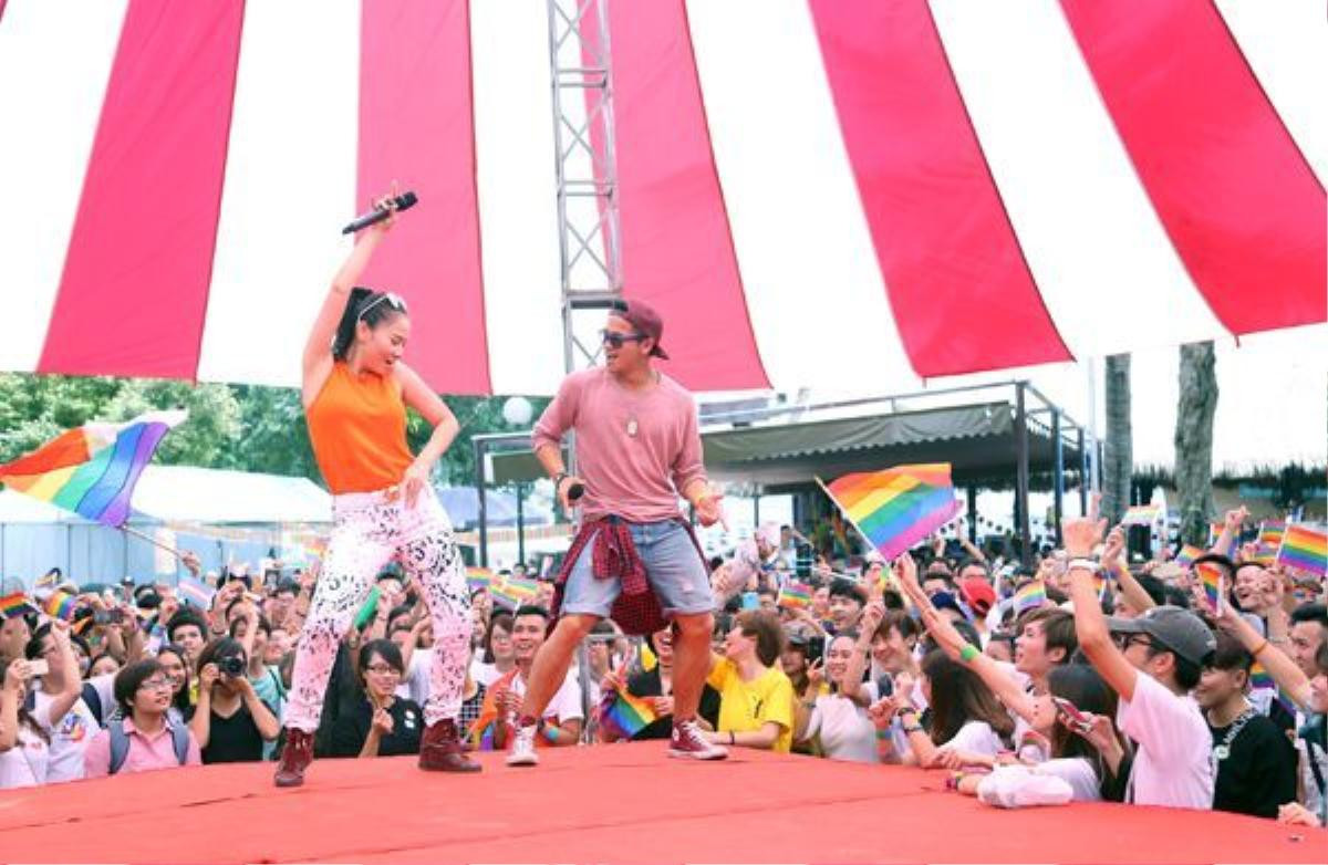 Ca sĩ Thu Minh và Trọng Hiếu hết mình ủng hộ cộng đồng LGBT.