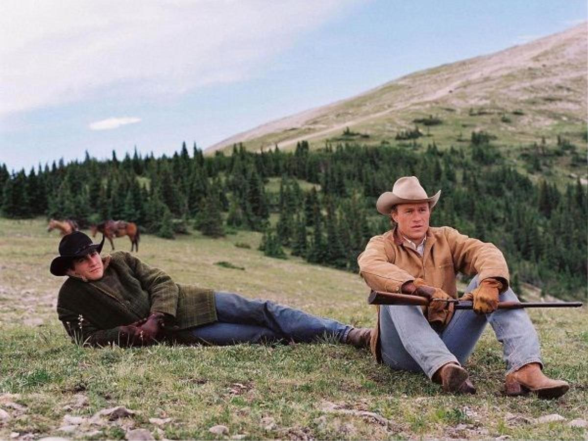 Jake Gyllenhaal và Heath Ledger trong bản Brokeback Moutain (2005).